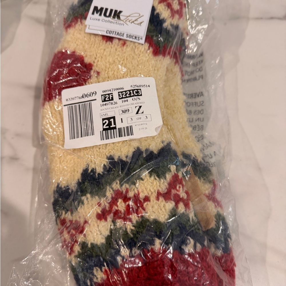 Muk Luks Luxe Collection Cream and Red Socks